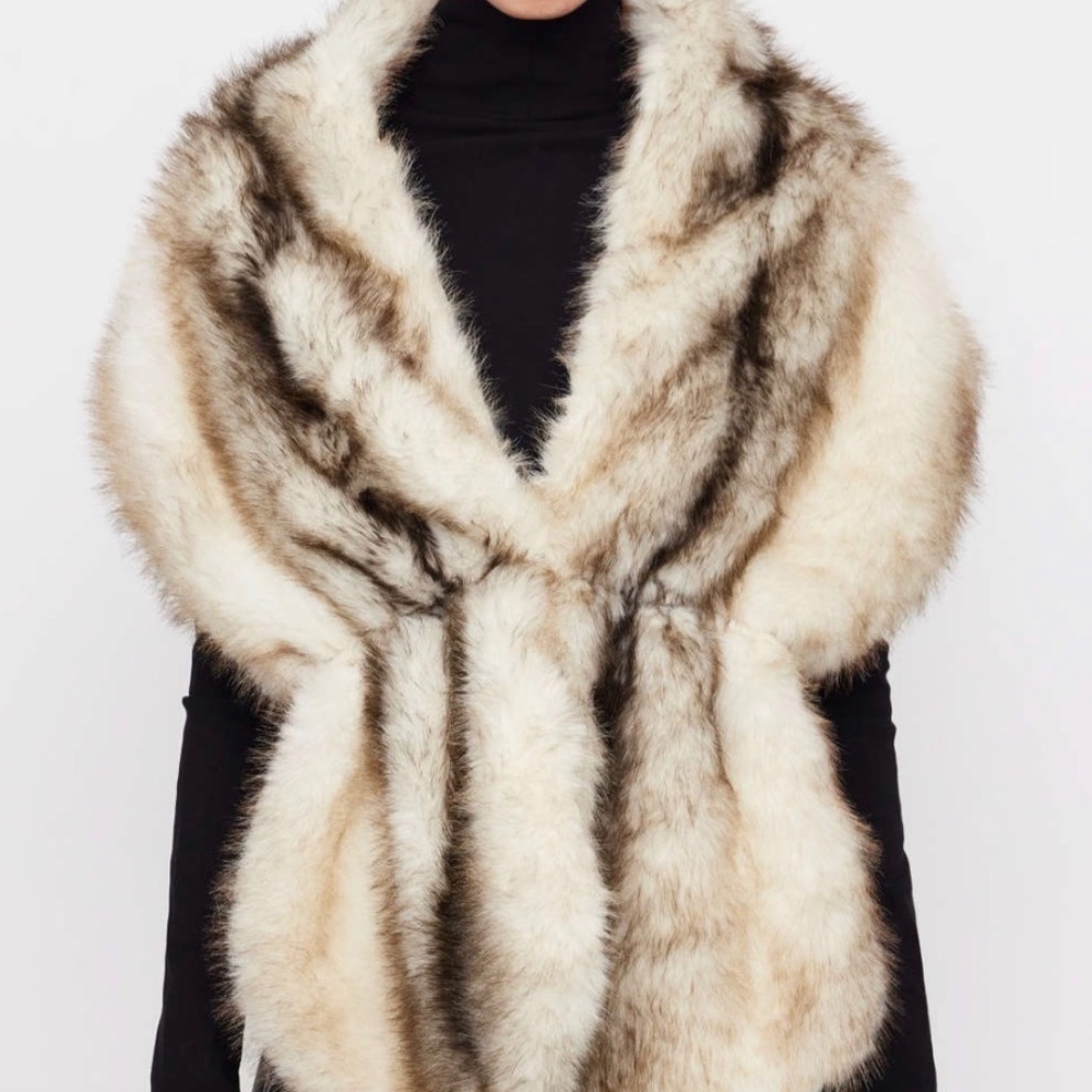 New in Package! Cider Faux Fur Shawl, One Size (medium)
